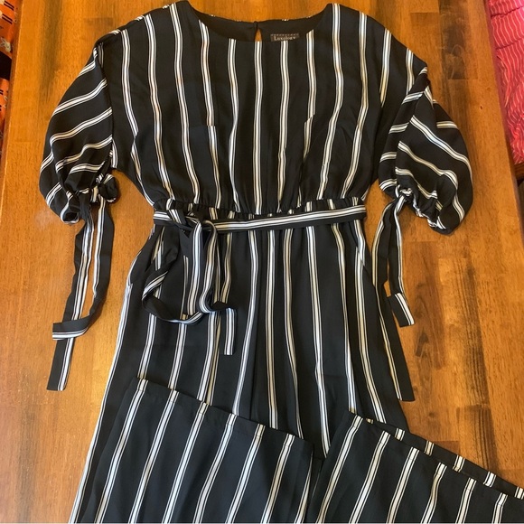 Luxology Pants - Luxology Jumpsuit 10 Black and White Striped Belt Tie Sleeves Wide leg pants